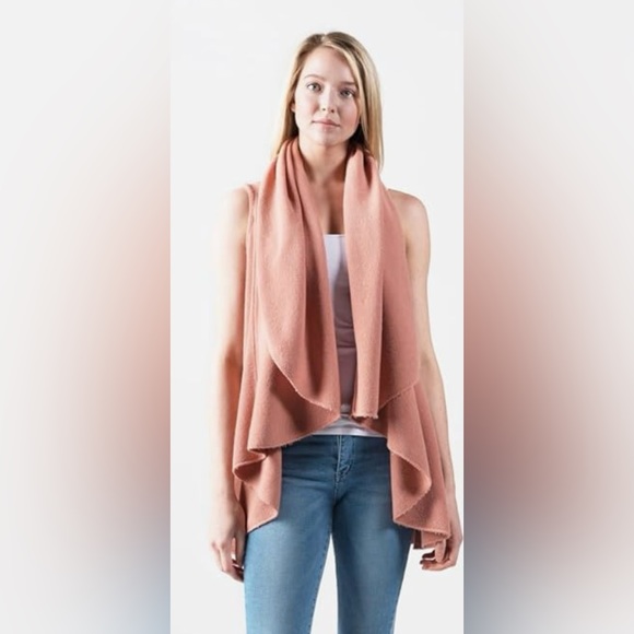 4 in 1 VERSATILE Shawl, Vest, Hoodie,  & Poncho-1 Size Preowned  New Condition - Picture 2 of 12